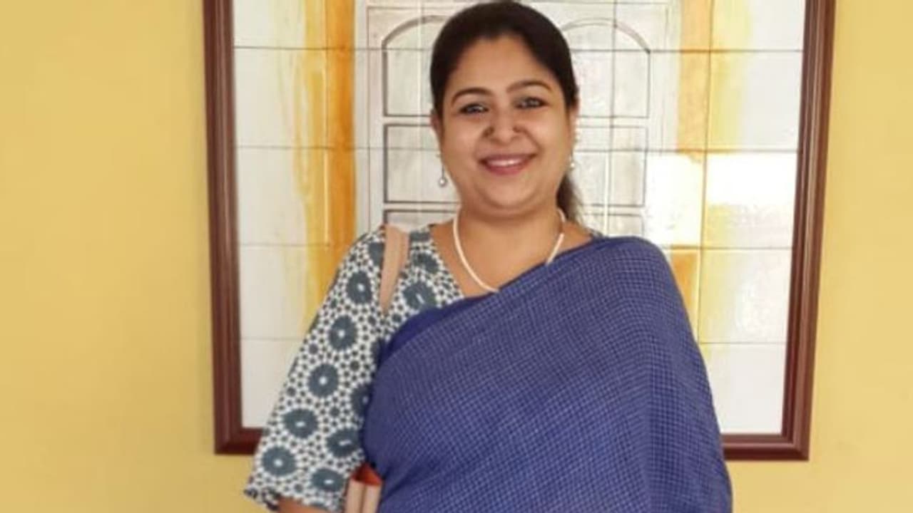 ഈ കളക്ടര്ക്ക് 15 വര്ഷത്തിനിടെ 13 സ്ഥലം മാറ്റങ്ങള്; കാരണം, പ്രവര്ത്തിച്ചത് സാധാരണ ജനങ്ങള്ക്ക് വേണ്ടി ഈ കളക്ടര്ക്ക് 15 വര്ഷത്തിനിടെ 13 സ്ഥലം മാറ്റങ്ങള്; കാരണം, പ്രവര്ത്തിച്ചത് സാധാരണ ജനങ്ങള്ക്ക് വേണ്ടി