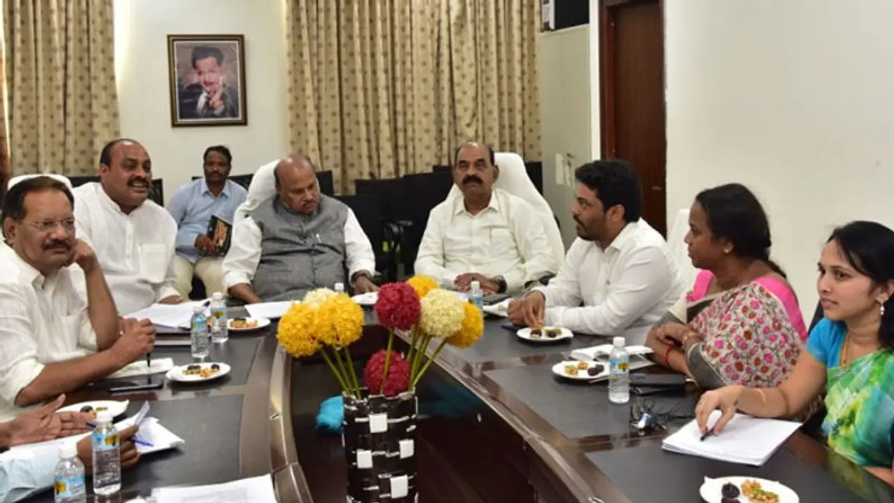 లిమిట్ దాటేశారు, మీది తుగ్లక్ మైండ్ సెట్: జగన్ పై మాజీమంత్రి ఫైర్ లిమిట్ దాటేశారు, మీది తుగ్లక్ మైండ్ సెట్: జగన్ పై మాజీమంత్రి ఫైర్