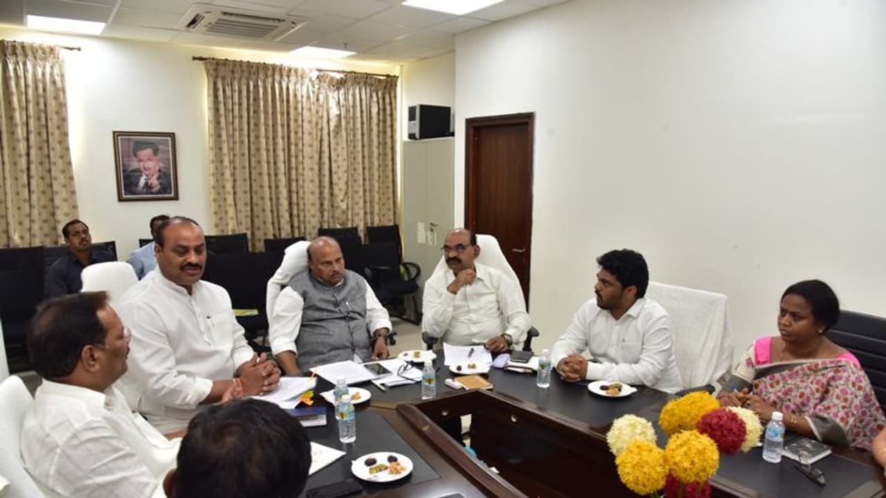 టీడీపీ మేనిఫెస్టో కమిటీ భేటీ, 5 అంశాలపై చర్చ: మార్చి 15న విడుదల టీడీపీ మేనిఫెస్టో కమిటీ భేటీ, 5 అంశాలపై చర్చ: మార్చి 15న విడుదల