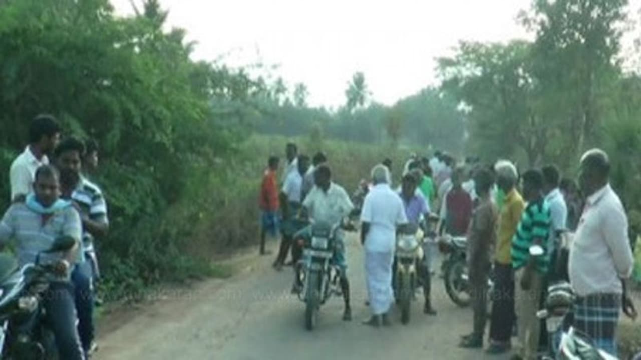 புதிய கள்ளக்காதலனை மர்ம உறுப்பை அறுத்து கொடூரமாக கொன்ற பழைய கள்ளக்காதலன்... வேலூர் அருகே நடந்த பரபரப்பு!! புதிய கள்ளக்காதலனை மர்ம உறுப்பை அறுத்து கொடூரமாக கொன்ற பழைய கள்ளக்காதலன்... வேலூர் அருகே நடந்த பரபரப்பு!!