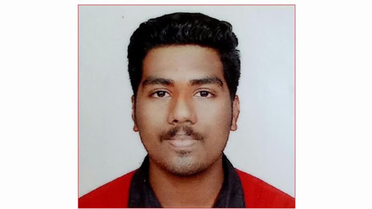 ടാങ്കർ ലോറിക്കടിയിൽപ്പെട്ട് യുവാവ് മരിച്ചു; ഒരാൾക്ക് പരിക്കേറ്റു ടാങ്കർ ലോറിക്കടിയിൽപ്പെട്ട് യുവാവ് മരിച്ചു; ഒരാൾക്ക് പരിക്കേറ്റു