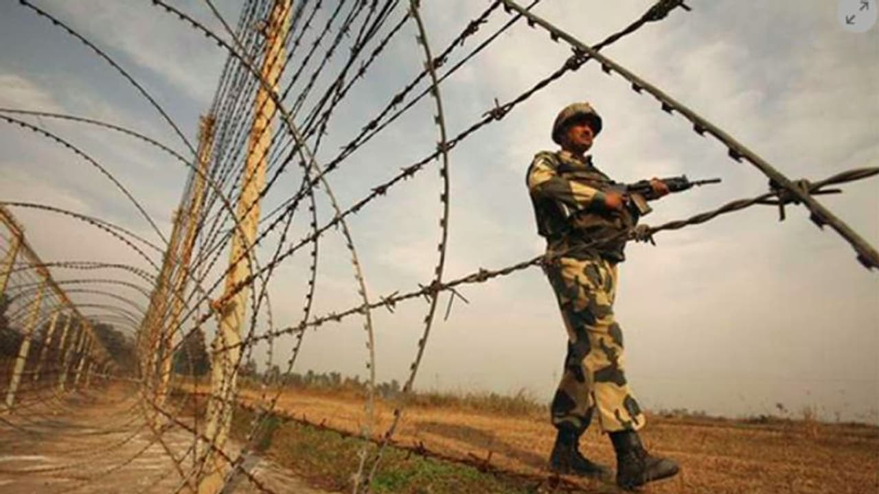 നുഴഞ്ഞു കയറാൻ ശ്രമിച്ച പാക് വനിതയെ അതിർത്തിയിൽ ബിഎസ്എഫ് വെടി വച്ചു നുഴഞ്ഞു കയറാൻ ശ്രമിച്ച പാക് വനിതയെ അതിർത്തിയിൽ ബിഎസ്എഫ് വെടി വച്ചു