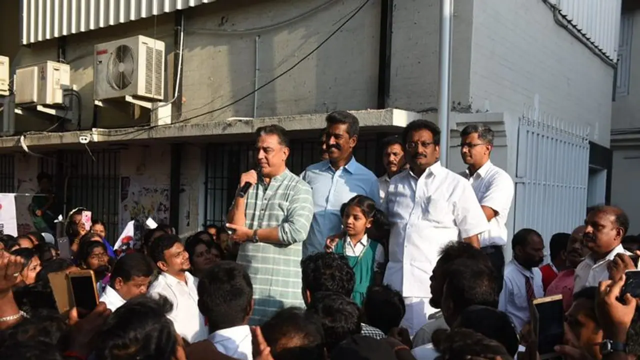 மக்கள் என் பக்கத்தில் இருப்பதால் 40 தொகுதிகளிலும் தனித்து போட்டி !! கமல்ஹாசன் அதிரடி !! மக்கள் என் பக்கத்தில் இருப்பதால் 40 தொகுதிகளிலும் தனித்து போட்டி !! கமல்ஹாசன் அதிரடி !!