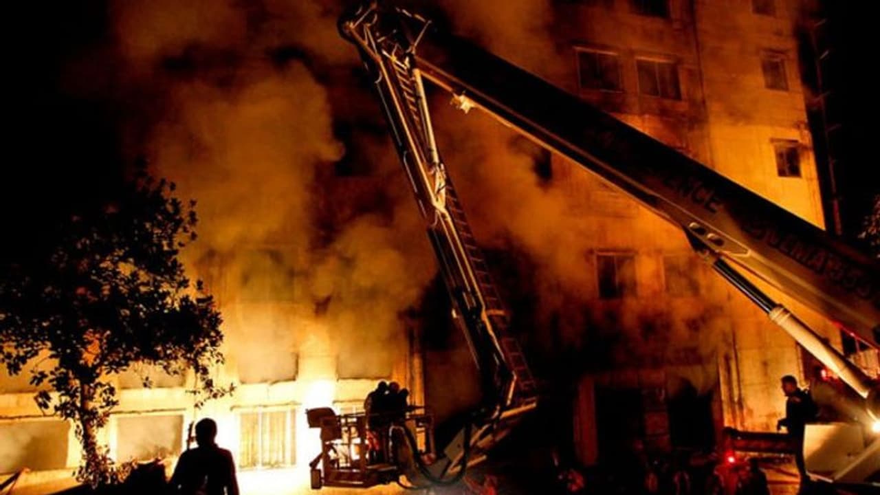 బంగ్లాదేశ్ లో భారీ అగ్నిప్రమాదం... 69మంది మృతి బంగ్లాదేశ్ లో భారీ అగ్నిప్రమాదం... 69మంది మృతి