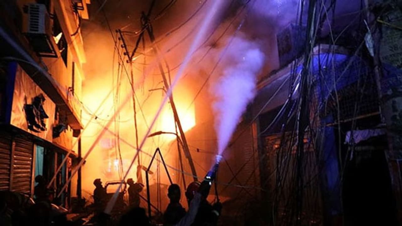 அடுக்குமாடிக் குடியிருப்பில் பயங்கர தீ விபத்து... 69 பேர் உயிரிழப்பு..! அடுக்குமாடிக் குடியிருப்பில் பயங்கர தீ விபத்து... 69 பேர் உயிரிழப்பு..!