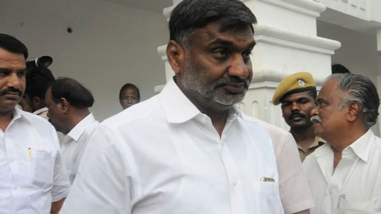 அமைச்சர் மீது ரூ.300 கோடி புகார் கூறிய தொழிலதிபர்கள் வீட்டில் அதிரடி... வருமானவரித்துறை சோதனை..! அமைச்சர் மீது ரூ.300 கோடி புகார் கூறிய தொழிலதிபர்கள் வீட்டில் அதிரடி... வருமானவரித்துறை சோதனை..!