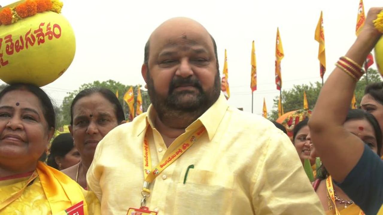 ఆ డబ్బులు నావే, ఇవిగో ఆధారాలు:పోలీసులతో మాగంటి బాబు ఆ డబ్బులు నావే, ఇవిగో ఆధారాలు:పోలీసులతో మాగంటి బాబు