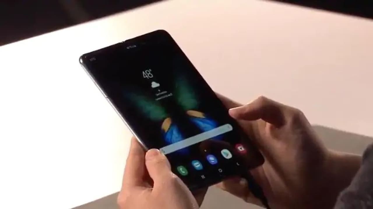 సామ్ సంగ్ మడతపెట్టే స్మార్ట్ ఫోన్ వచ్చేసింది సామ్ సంగ్ మడతపెట్టే స్మార్ట్ ఫోన్ వచ్చేసింది