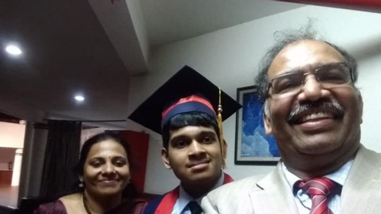 ഇത് ഈ അമ്മയുടെ കൂടി വിജയമാണ്; മകന്റെ വിജയത്തെ കുറിച്ച് മുരളി തുമ്മാരുകുടി ഇത് ഈ അമ്മയുടെ കൂടി വിജയമാണ്; മകന്റെ വിജയത്തെ കുറിച്ച് മുരളി തുമ്മാരുകുടി