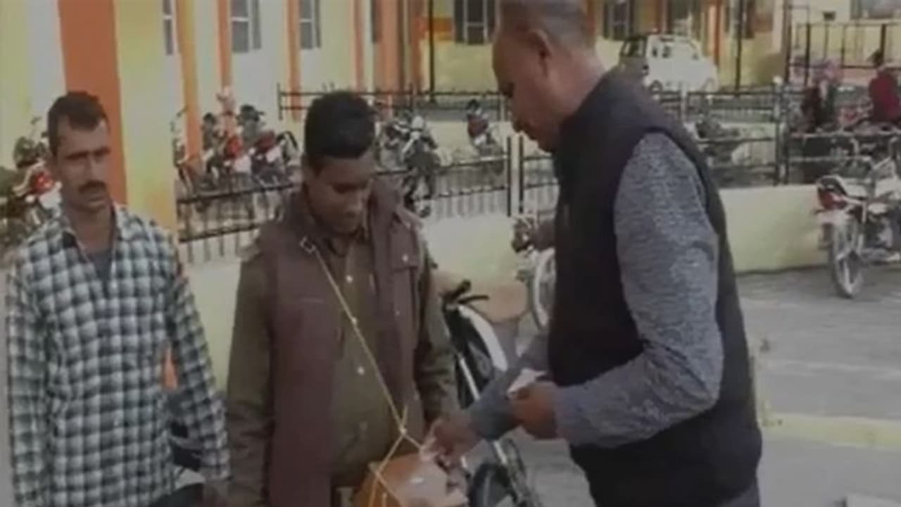 കഴുത്തിൽ പണപ്പെട്ടിയും കയ്യിൽ പ്ലക്കാർഡും; ജവാൻമാരുടെ കുടുംബത്തിന് കൈത്താങ്ങായി പൊലീസ് കോൺസ്റ്റബിൾ കഴുത്തിൽ പണപ്പെട്ടിയും കയ്യിൽ പ്ലക്കാർഡും; ജവാൻമാരുടെ കുടുംബത്തിന് കൈത്താങ്ങായി പൊലീസ് കോൺസ്റ്റബിൾ