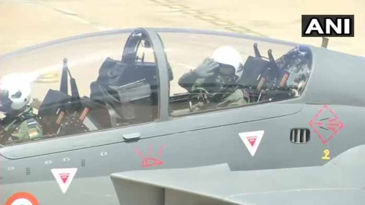 తేజస్లో విహరించిన ఆర్మీ చీఫ్ బిపిన్ రావత్ తేజస్లో విహరించిన ఆర్మీ చీఫ్ బిపిన్ రావత్