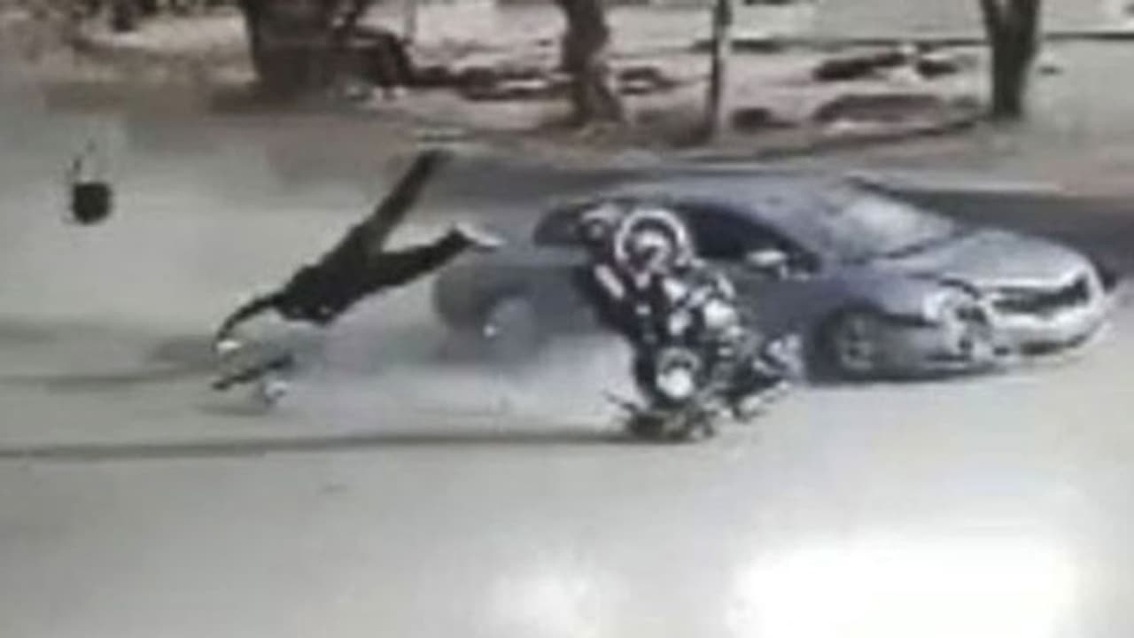 கார் ரேஸில் ஈடுபட்ட கல்லூரி மாணவி...! தூக்கி வீசப்பட்ட இளைஞர்... பதபதைக்கும் காட்சிகள்..! கார் ரேஸில் ஈடுபட்ட கல்லூரி மாணவி...! தூக்கி வீசப்பட்ட இளைஞர்... பதபதைக்கும் காட்சிகள்..!