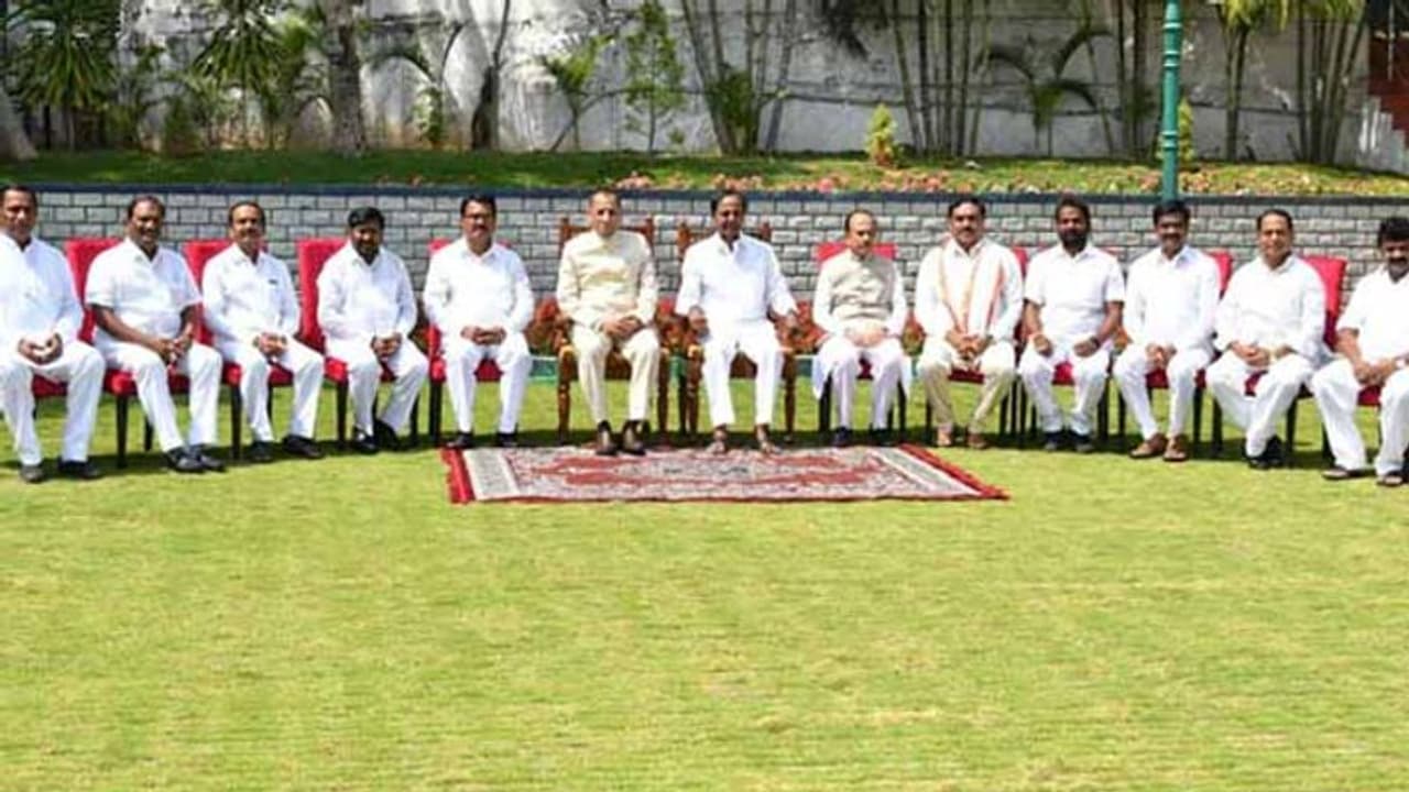 కాసేపట్లో తెలంగాణ తొలి కేబినెట్ సమావేశం కాసేపట్లో తెలంగాణ తొలి కేబినెట్ సమావేశం