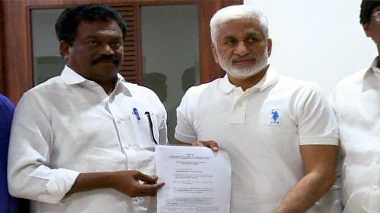 మాట నిలబెట్టుకున్న జగన్: వైసీపీ ఎమ్మెల్సీ అభ్యర్థిగా బీసీ నేత జంగా మాట నిలబెట్టుకున్న జగన్: వైసీపీ ఎమ్మెల్సీ అభ్యర్థిగా బీసీ నేత జంగా