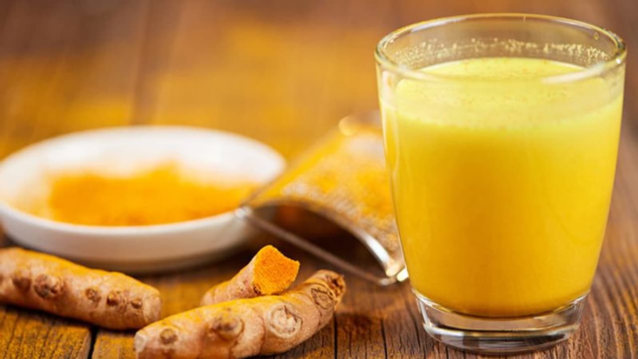 പാലിൽ മഞ്ഞൾ ചേർത്ത് കുടിച്ചാലുള്ള ഗുണങ്ങൾ പാലിൽ മഞ്ഞൾ ചേർത്ത് കുടിച്ചാലുള്ള ഗുണങ്ങൾ