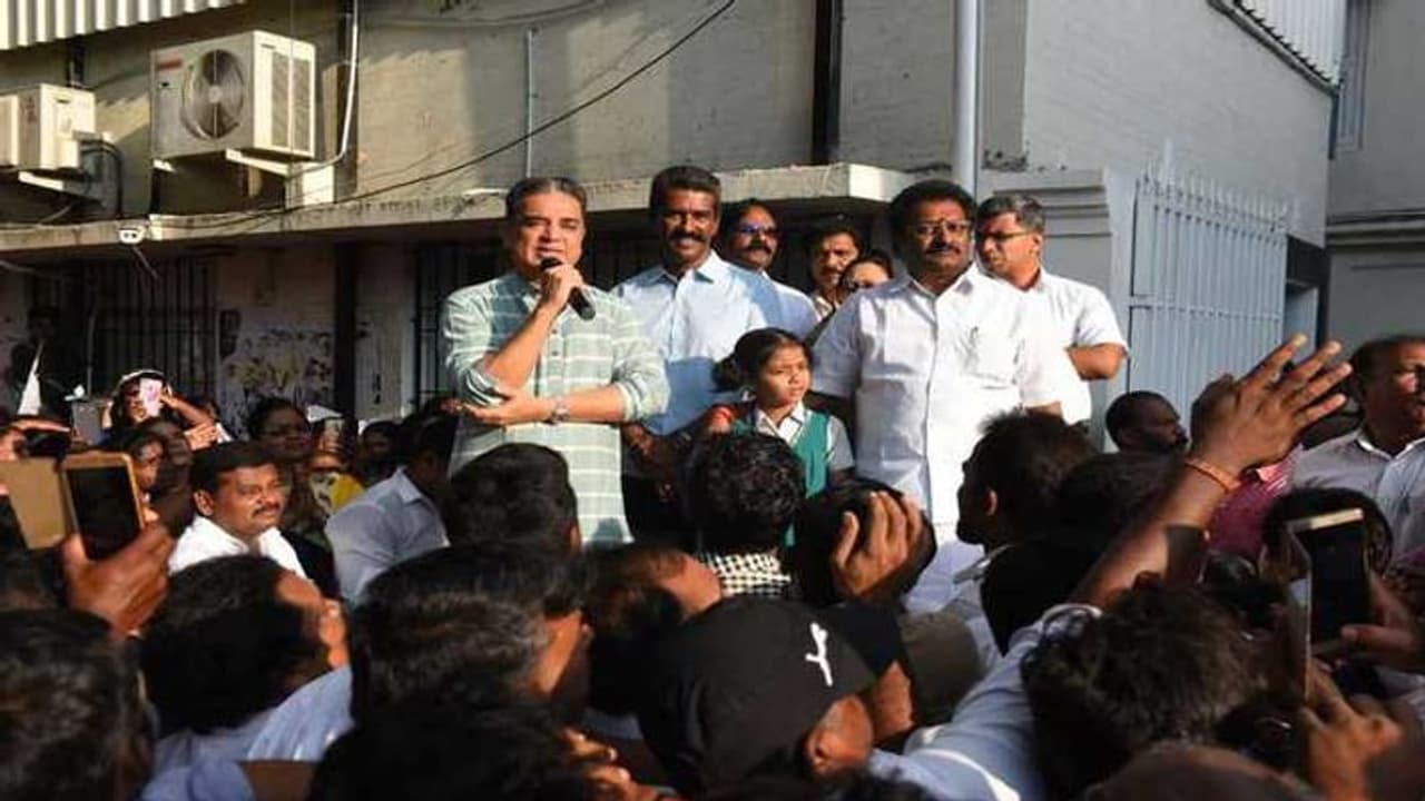 உடல்நலம் விசாரிப்பதற்காக மட்டு்மே நாளை விஜயகாந்தை சந்திக்கச் செல்லும் கமல்... உடல்நலம் விசாரிப்பதற்காக மட்டு்மே நாளை விஜயகாந்தை சந்திக்கச் செல்லும் கமல்...