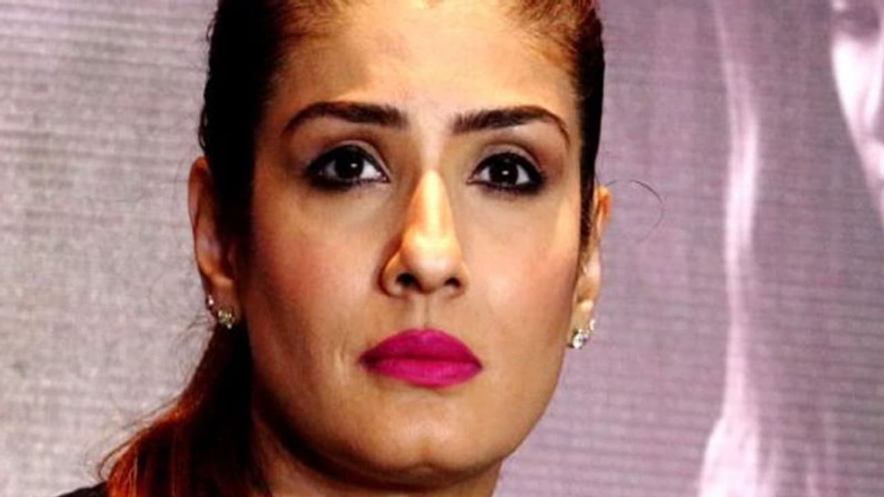 ധീരജവാൻമാരുടെ മക്കളുടെ വിദ്യാഭ്യാസം: സഹായ വാഗ്ദാനവുമായി രവീണ ടണ്ടൻ ധീരജവാൻമാരുടെ മക്കളുടെ വിദ്യാഭ്യാസം: സഹായ വാഗ്ദാനവുമായി രവീണ ടണ്ടൻ