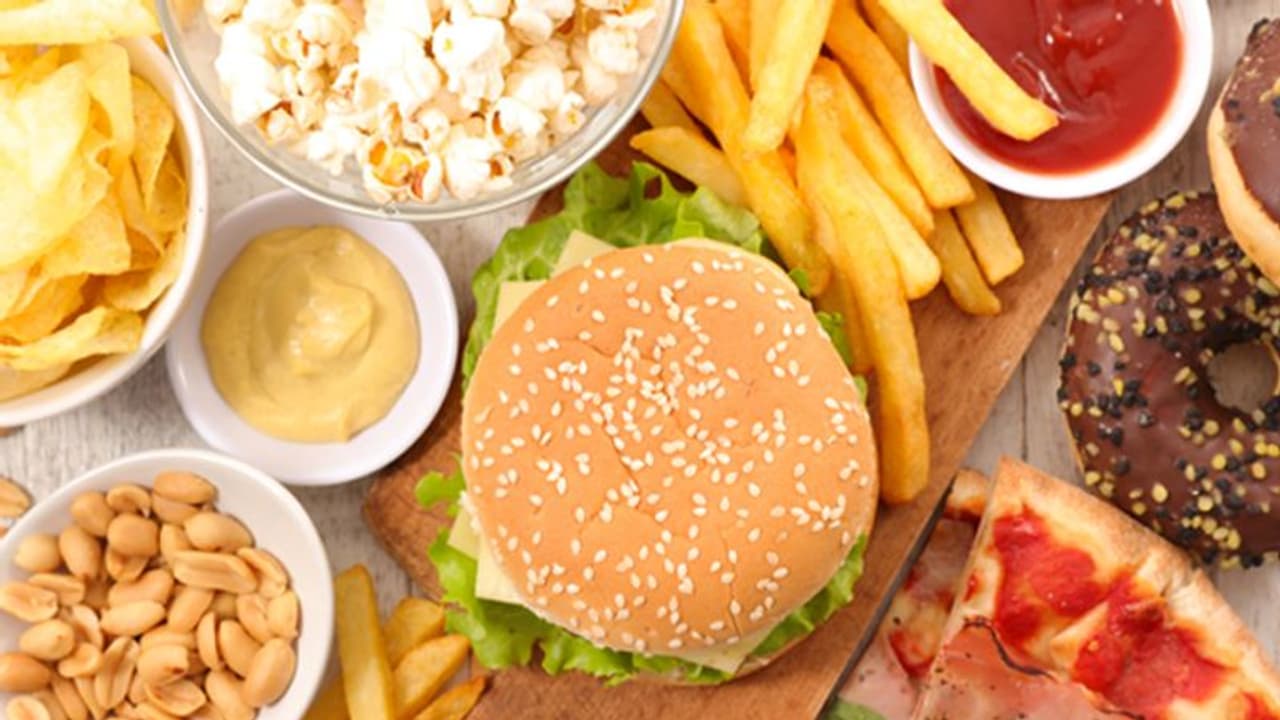 രാത്രിയിൽ ഒഴിവാക്കേണ്ട പ്രധാനപ്പെട്ട ഭക്ഷണങ്ങൾ രാത്രിയിൽ ഒഴിവാക്കേണ്ട പ്രധാനപ്പെട്ട ഭക്ഷണങ്ങൾ