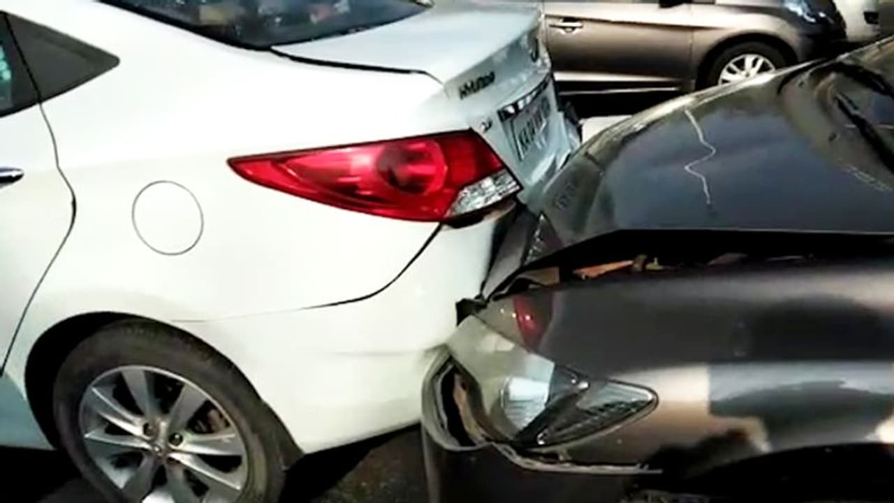 ದಾವಣಗೆರೆ: ಕಾರು, ಮಿನಿ ಬಸ್, ಟಾಟಾ ಏಸ್ ಮಧ್ಯೆ ಸರಣಿ ಅಪಘಾತ, ಓರ್ವ ವ್ಯಕ್ತಿ ಸಾವು