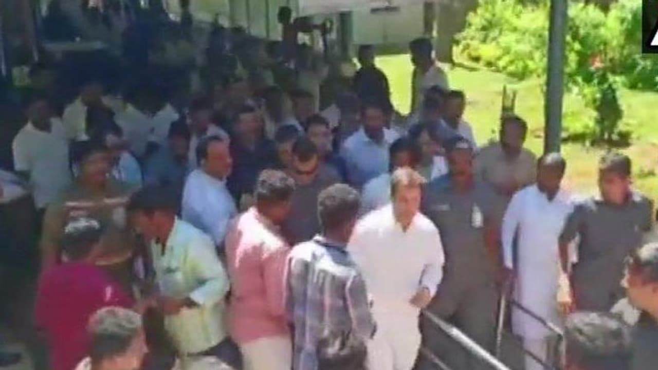 തിരുപ്പതിയില് പ്രാര്ഥിക്കാനായി എട്ട് കിലോമീറ്റര് നടന്നെത്തി രാഹുല് തിരുപ്പതിയില് പ്രാര്ഥിക്കാനായി എട്ട് കിലോമീറ്റര് നടന്നെത്തി രാഹുല്