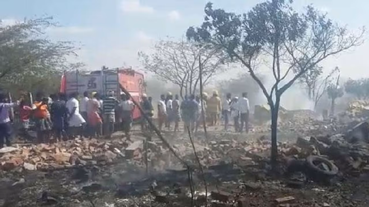 பட்டாசு ஆலையில் பயங்கர வெடிவிபத்து... 6 பேர் உடல் சிதறி உயிரிழப்பு..! பட்டாசு ஆலையில் பயங்கர வெடிவிபத்து... 6 பேர் உடல் சிதறி உயிரிழப்பு..!