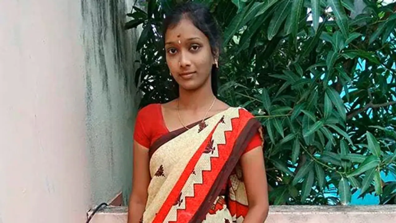 തമിഴ്നാട്ടിൽ അധ്യാപികയെ ക്ലാസ്മുറിക്കുള്ളിൽ കയറി വെട്ടിക്കൊന്നു തമിഴ്നാട്ടിൽ അധ്യാപികയെ ക്ലാസ്മുറിക്കുള്ളിൽ കയറി വെട്ടിക്കൊന്നു