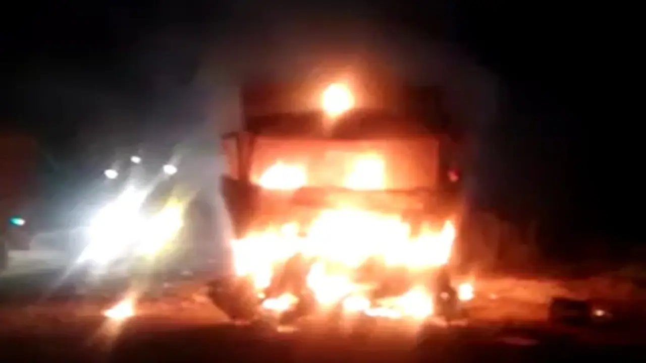 ರಾಜಧಾನಿಯಲ್ಲಿ ಅಗ್ನಿ ನರ್ತನ : 10 ಕಡೆ ಬೆಂಕಿ ರಾಜಧಾನಿಯಲ್ಲಿ ಅಗ್ನಿ ನರ್ತನ : 10 ಕಡೆ ಬೆಂಕಿ