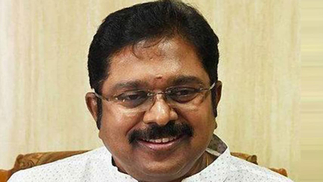 பேருந்தில் கேட்பாரற்றுக் கிடந்த கோடிக்கணக்கான ரூபாய்! அரூர் தினகரன் கட்சி வேட்பாளருக்கு குறி பேருந்தில் கேட்பாரற்றுக் கிடந்த கோடிக்கணக்கான ரூபாய்! அரூர் தினகரன் கட்சி வேட்பாளருக்கு குறி