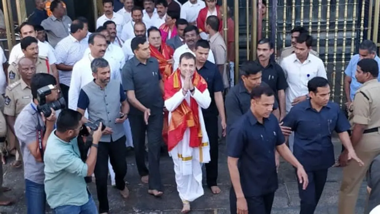 10 ಕಿ. ಮೀ ಬೆಟ್ಟ ಹತ್ತಿದ ರಾಹುಲ್: ತಿರುಪತಿ ತಿಮ್ಮಪ್ಪನ ದರ್ಶನ! 10 ಕಿ. ಮೀ ಬೆಟ್ಟ ಹತ್ತಿದ ರಾಹುಲ್: ತಿರುಪತಿ ತಿಮ್ಮಪ್ಪನ ದರ್ಶನ!