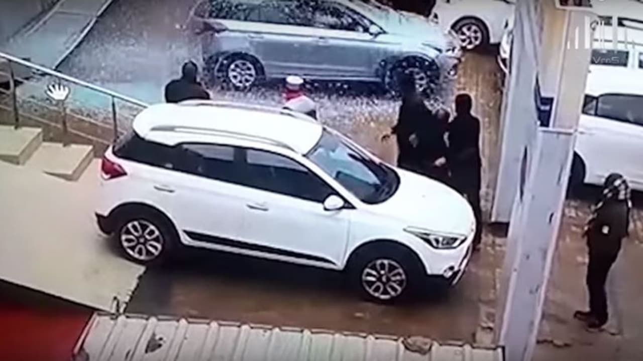 ಮಹಿಳೆಯ ಟೆಸ್ಟ್ ಡ್ರೈವ್‌ಗೆ ಶೋ ರೂಂ, ಐ20 ಕಾರು ಪುಡಿ ಪುಡಿ!