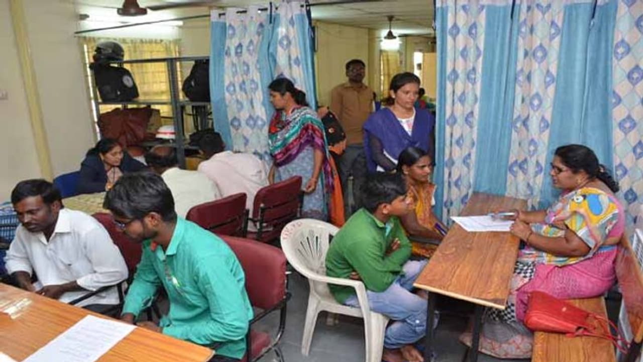 రాచకొండ పోలీస్ స్టేషన్లో 63 మందిఆకతాయిలకు కౌన్సెలింగ్ రాచకొండ పోలీస్ స్టేషన్లో 63 మందిఆకతాయిలకు కౌన్సెలింగ్