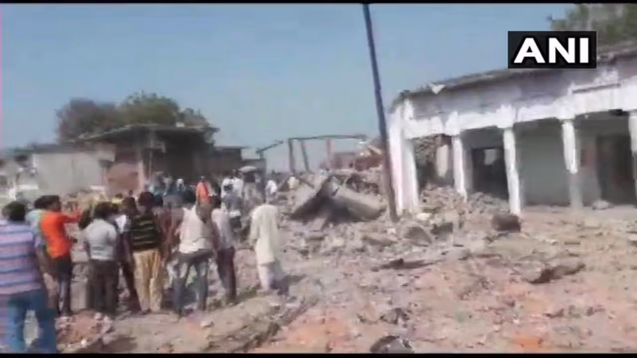 యూపీలోని ఫ్యాక్టరీలో పేలుడు: 10 మంది మృతి యూపీలోని ఫ్యాక్టరీలో పేలుడు: 10 మంది మృతి