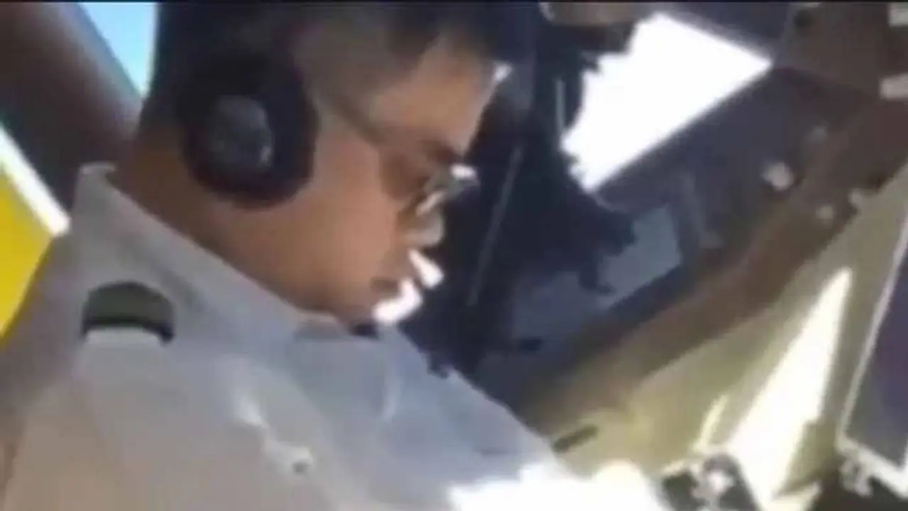 10 వేల అడుగుల ఎత్తులో విమానం... గుర్రుపెట్టిన పైలట్ 10 వేల అడుగుల ఎత్తులో విమానం... గుర్రుపెట్టిన పైలట్