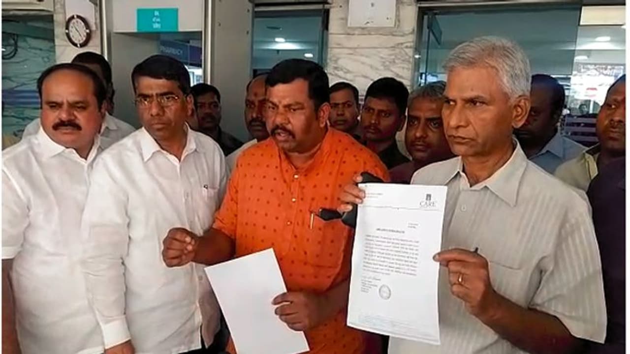 బద్దం బాల్ రెడ్డి హెల్త్ కండీషన్ గురించి వివరించిన రాజాసింగ్ (వీడియో) బద్దం బాల్ రెడ్డి హెల్త్ కండీషన్ గురించి వివరించిన రాజాసింగ్ (వీడియో)