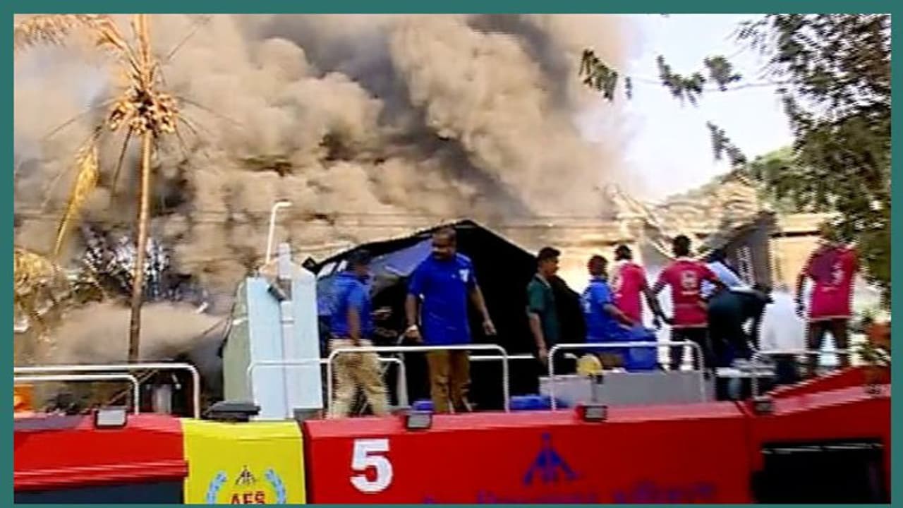 മലപ്പുറത്തെ തീപിടിത്തം; കത്തിനശിച്ച ടിന്നര് ഗോഡൗണിന് പഞ്ചായത്ത് ലൈസൻസില്ല മലപ്പുറത്തെ തീപിടിത്തം; കത്തിനശിച്ച ടിന്നര് ഗോഡൗണിന് പഞ്ചായത്ത് ലൈസൻസില്ല