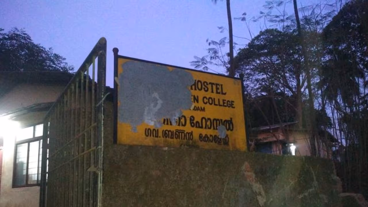 ബ്രണ്ണന് കോളജ് ലേഡീസ് ഹോസ്റ്റലിലെ നിയമങ്ങള്; വൈകിട്ട് 5.30 കഴിഞ്ഞാല് 'അസമയം', ഷോര്ട്ട്സ് ഇട്ടാല് ഫെെന് ബ്രണ്ണന് കോളജ് ലേഡീസ് ഹോസ്റ്റലിലെ നിയമങ്ങള്; വൈകിട്ട് 5.30 കഴിഞ്ഞാല് 'അസമയം', ഷോര്ട്ട്സ് ഇട്ടാല് ഫെെന്