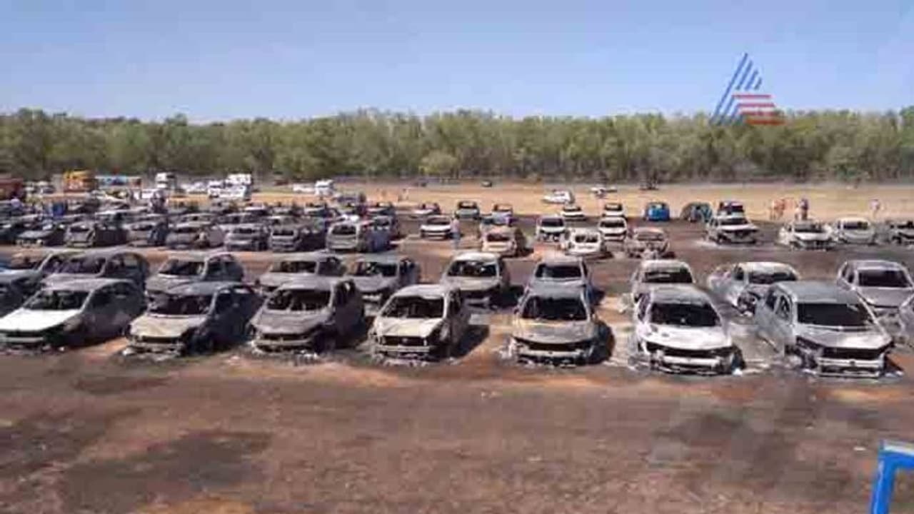 60 ಕಾರು ರಕ್ಷಿಸಿದ ಯುವಕರ ಗುಂಪು : ಯಾರವರು..?