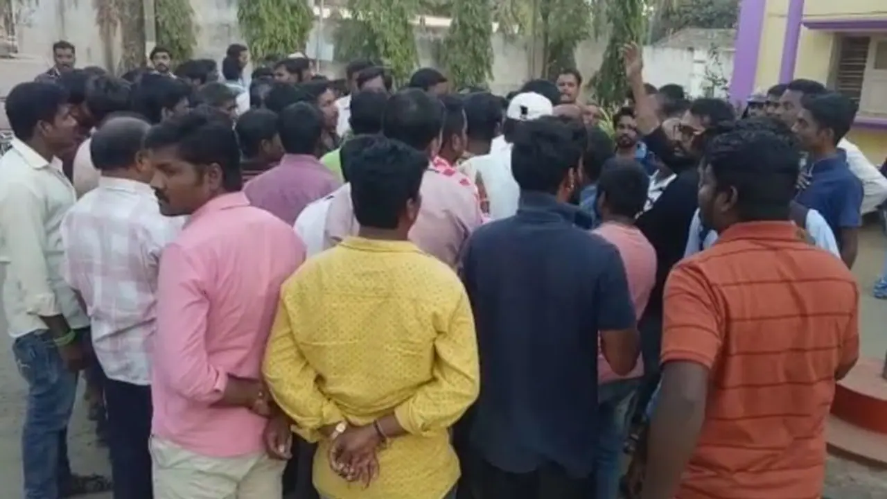 ಹಾವೇರಿ ಎತ್ತ ಸಾಗ್ತಿದೆ, ಪಾಕ್ ಜೈ ಅಂದ್ರು, ಪುಲ್ವಾಮಾ ದಾಳಿ ಸಂಭ್ರಮಿಸಿದ್ರು, ಇಂದು ಯೋಧನ ಮೇಲೆ ಹಲ್ಲೆ ಹಾವೇರಿ ಎತ್ತ ಸಾಗ್ತಿದೆ, ಪಾಕ್ ಜೈ ಅಂದ್ರು, ಪುಲ್ವಾಮಾ ದಾಳಿ ಸಂಭ್ರಮಿಸಿದ್ರು, ಇಂದು ಯೋಧನ ಮೇಲೆ ಹಲ್ಲೆ