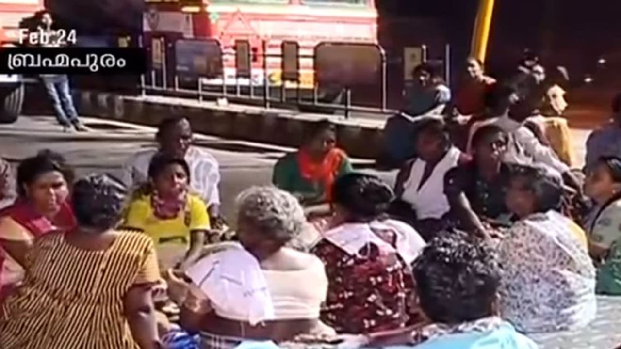 ബ്രഹ്മപുരം പ്ലാന്റിൽ നിന്നുള്ള പുകശല്യം: നാട്ടുകാര് റോഡ് ഉപരോധിച്ചു ബ്രഹ്മപുരം പ്ലാന്റിൽ നിന്നുള്ള പുകശല്യം: നാട്ടുകാര് റോഡ് ഉപരോധിച്ചു