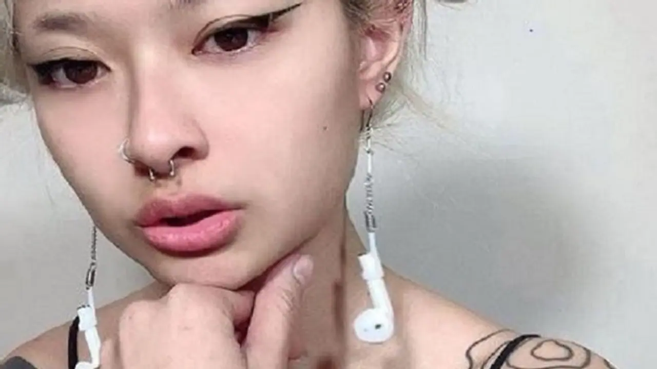 ಏರ್ ಪೋಡ್ಸ್ ಕಾಣೆ ಆಗದಂತೆ ಈ ಹುಡ್ಗಿಯ ಸೂಪರ್ ಐಡಿಯಾ ಇದು.. ಏರ್ ಪೋಡ್ಸ್ ಕಾಣೆ ಆಗದಂತೆ ಈ ಹುಡ್ಗಿಯ ಸೂಪರ್ ಐಡಿಯಾ ಇದು..