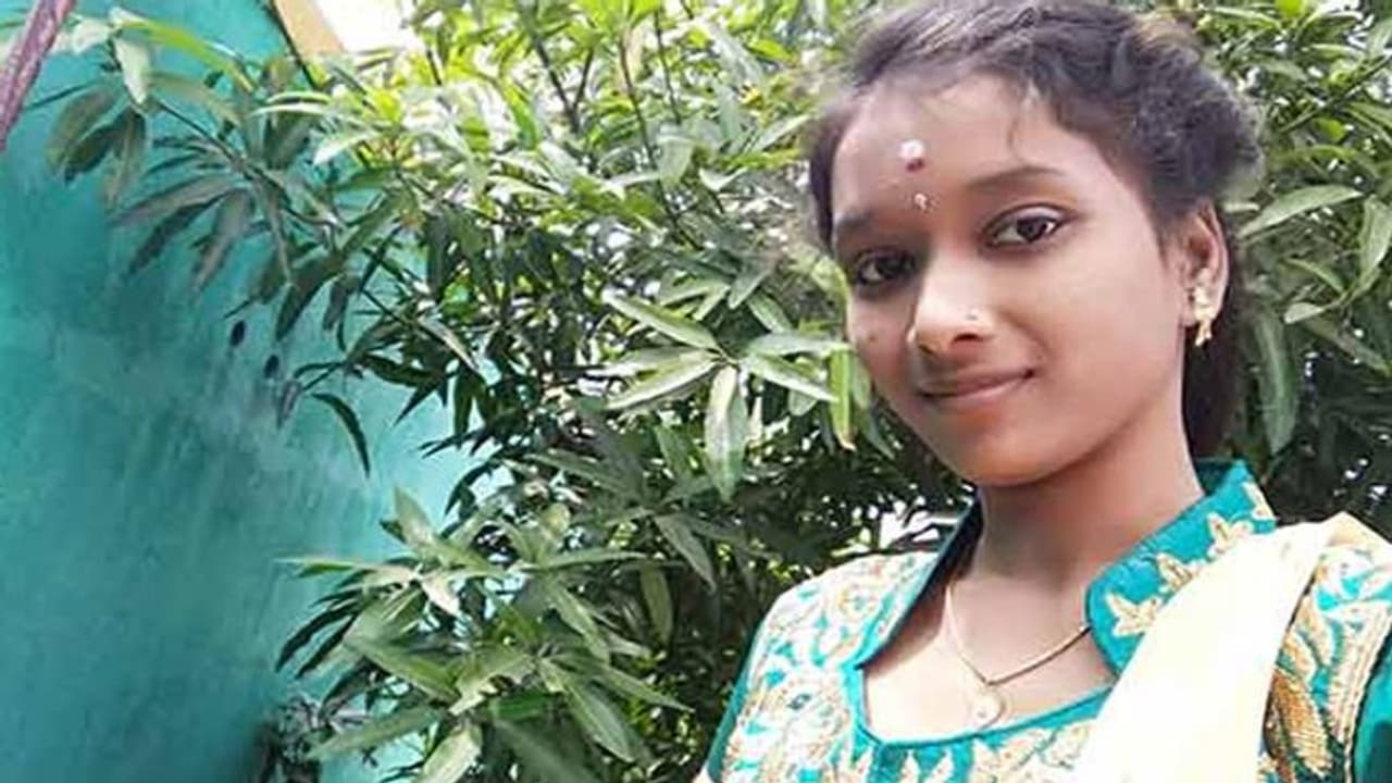 టీచర్ రమ్య హత్య: ఉరేసుకొని నిందితుడు రాజశేఖర్ సూసైడ్ టీచర్ రమ్య హత్య: ఉరేసుకొని నిందితుడు రాజశేఖర్ సూసైడ్