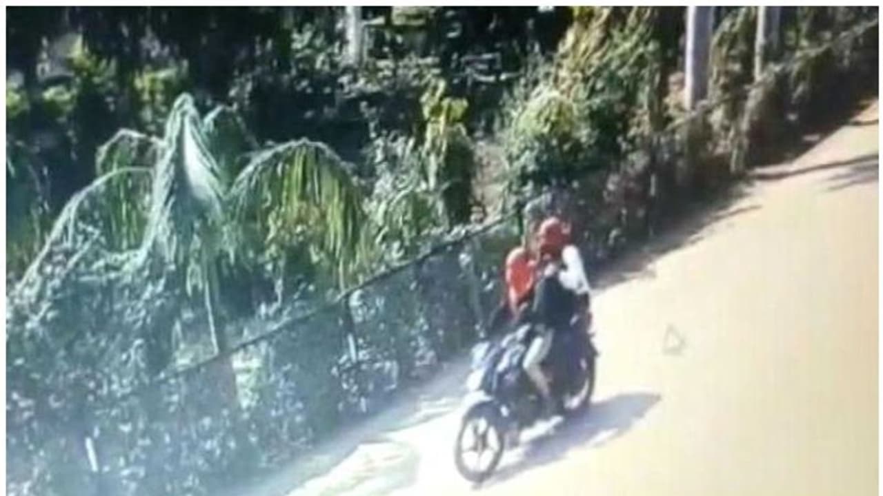 കല്ലില്കെട്ടിയ നിലയില് ഇരട്ടക്കുട്ടികളുടെ മൃതദേഹം പുഴയില് കല്ലില്കെട്ടിയ നിലയില് ഇരട്ടക്കുട്ടികളുടെ മൃതദേഹം പുഴയില്