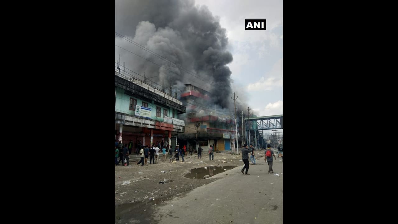 అట్టుడుకుతున్న అరుణాచల్: డిప్యూటీ సిఎం ఇంటికి నిప్పు అట్టుడుకుతున్న అరుణాచల్: డిప్యూటీ సిఎం ఇంటికి నిప్పు