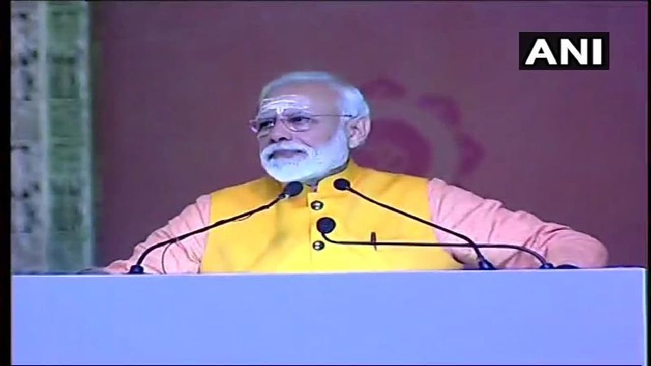 కుంభమేళాలో పవిత్ర స్నానం: పారిశుద్ధ్య కార్మికుల కాళ్లు కడిగిన మోడీ (వీడియో) కుంభమేళాలో పవిత్ర స్నానం: పారిశుద్ధ్య కార్మికుల కాళ్లు కడిగిన మోడీ (వీడియో)