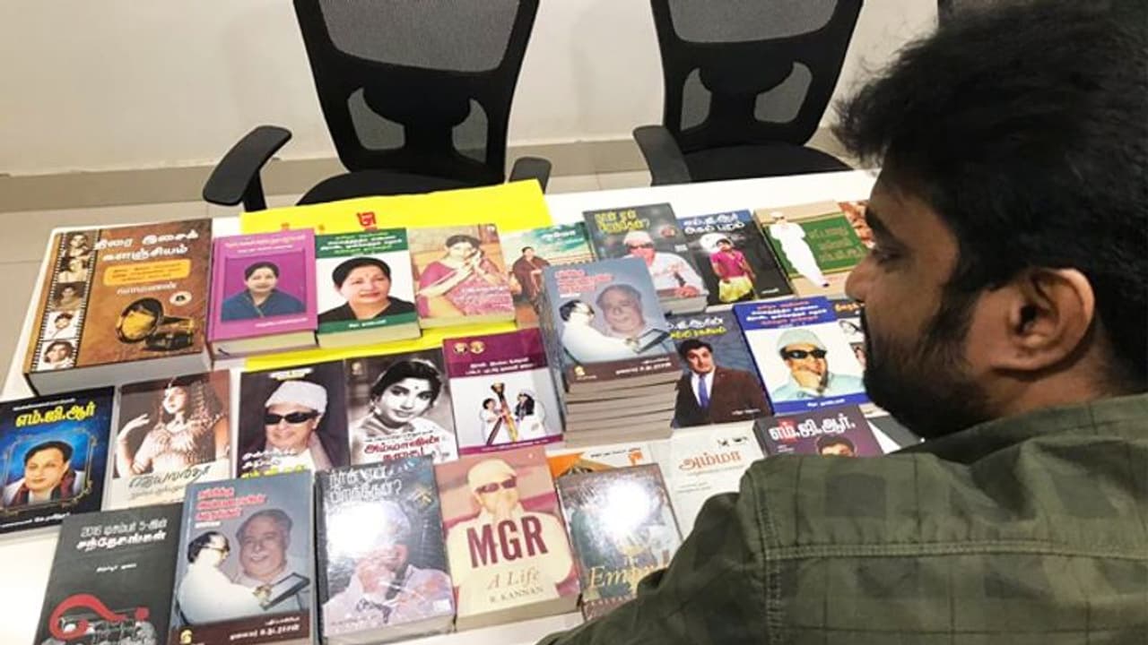 ജയലളിതയുടെ ജീവിതം പറയാന് മറ്റൊരു സിനിമയും; 'തലൈവി' അനൗണ്സ് ചെയ്ത് എ എല് വിജയ് ജയലളിതയുടെ ജീവിതം പറയാന് മറ്റൊരു സിനിമയും; 'തലൈവി' അനൗണ്സ് ചെയ്ത് എ എല് വിജയ്