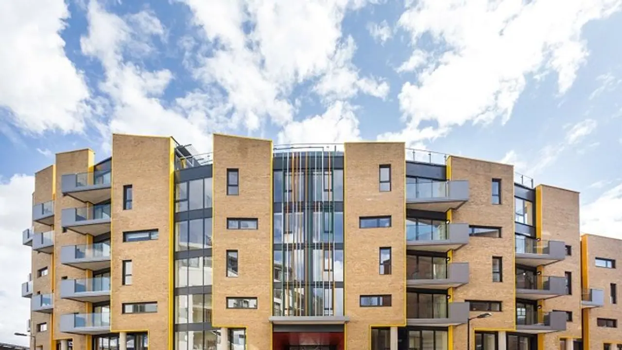 కరోనా పాజిటివ్ : భార్యభర్తల్ని ఇంట్లో పెట్టి తాళం వేసి.. ప్రశ్నిస్తే పాతేస్తామంటూ బెదిరింపులు.. కరోనా పాజిటివ్ : భార్యభర్తల్ని ఇంట్లో పెట్టి తాళం వేసి.. ప్రశ్నిస్తే పాతేస్తామంటూ బెదిరింపులు..