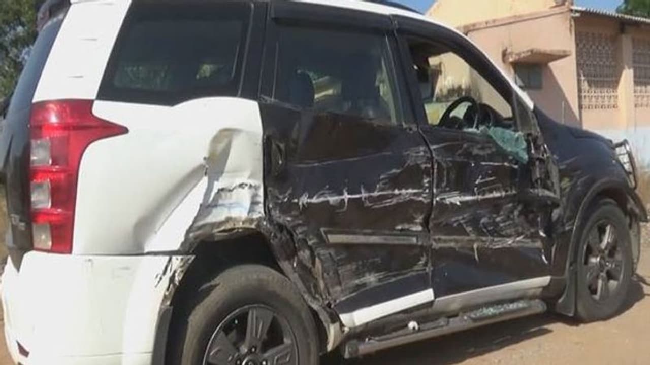 கார் விபத்தில் அதிர்ஷ்டவசமாக உயிர் தப்பிய திமுக எம்.எல்.ஏ...! கார் விபத்தில் அதிர்ஷ்டவசமாக உயிர் தப்பிய திமுக எம்.எல்.ஏ...!