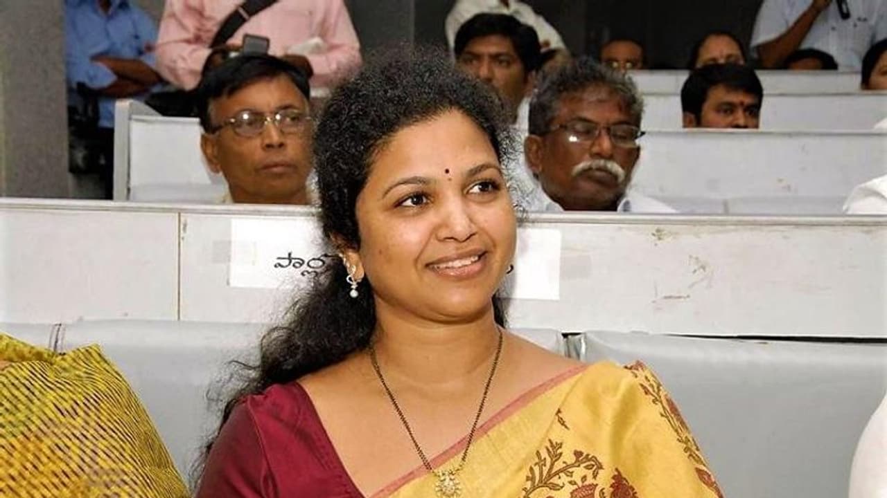 ఎమ్మిగనూరు వైసీపీ ఇన్ఛార్జ్గా బుట్టా రేణుక .. నా విజయానికి సహకరించండి, భర్తతో కలిసి చెన్నకేశవరెడ్డితో భేటీ ఎమ్మిగనూరు వైసీపీ ఇన్ఛార్జ్గా బుట్టా రేణుక .. నా విజయానికి సహకరించండి, భర్తతో కలిసి చెన్నకేశవరెడ్డితో భేటీ