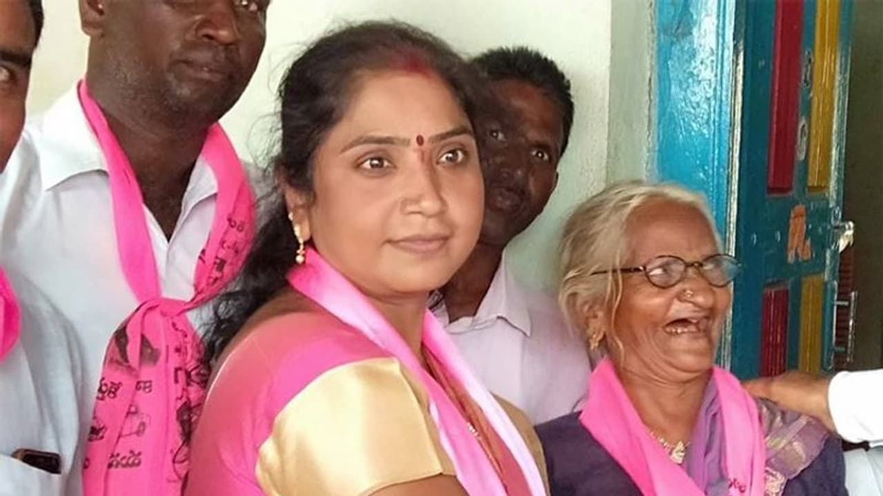 బీఆర్ఎస్‌కు షాక్ :  కాంగ్రెస్‌లోకి ఖానాపూర్ ఎమ్మెల్యే రేఖా నాయక్ దంపతులు.. తొలుత భర్త, రేపు భార్య
