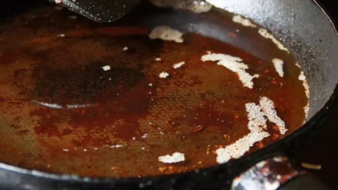 ತಿಂಡಿಯ ಹಣ ಕೇಳಿದ್ದಕ್ಕೆ ಬಿಸಿ ಎಣ್ಣೆ ಎರಚಿದರು! ತಿಂಡಿಯ ಹಣ ಕೇಳಿದ್ದಕ್ಕೆ ಬಿಸಿ ಎಣ್ಣೆ ಎರಚಿದರು!